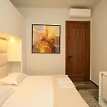 Luxurious 5 Bedroom *