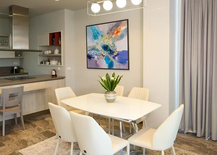 Luxurious 5 Bedroom *