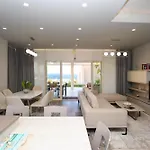 Luxurious 5 Bedroom *