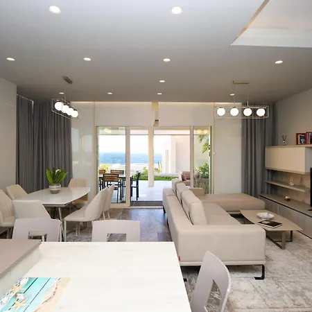 Luxurious 5 Bedroom *