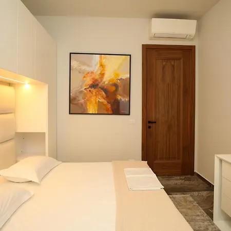 Luxurious 5 Bedroom *