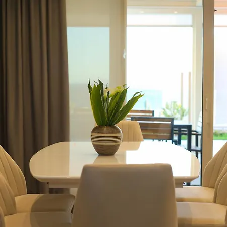 Luxurious 5 Bedroom Vila *