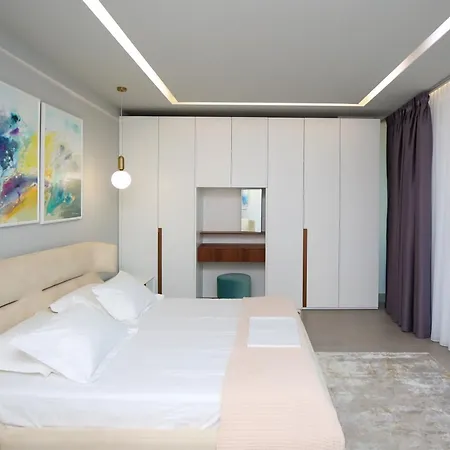 Luxurious 5 Bedroom Vila *
