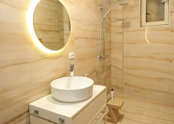 Luxurious 5 Bedroom Palasë