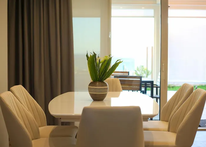 Luxurious 5 Bedroom Villa *