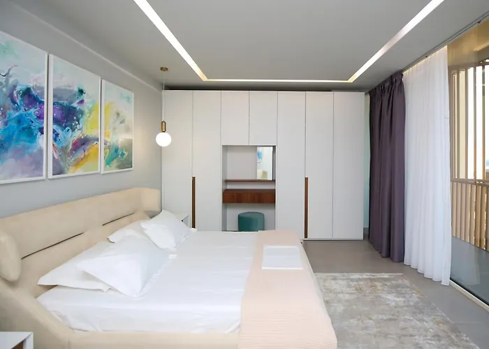 Luxurious 5 Bedroom Villa *